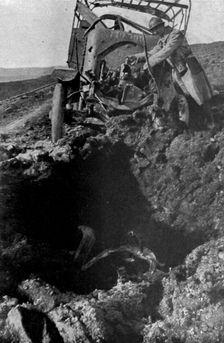 Les Automobiles militaires au peril et a l'honneur; Camion demoli, pres de Verdun, par..., 1916. Creator: Unknown