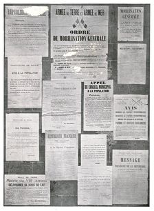 'Les affiches de la premiere semaine de la mobilisation sur les murs de Paris 1914. Creator: Unknown