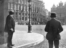 Les Allemands a Bruxelles; Le 20 aout 1914, l'infanterie allemande entrait a Bruxelles 1914. Creator: Unknown