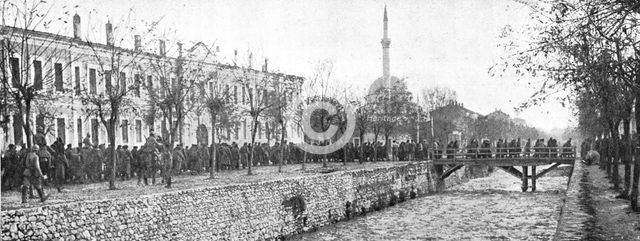 'Les allies a Monastir; defile de prisonniers bulgares, le 19 novembre, sur les quais de..., 1916. Creator: Unknown.