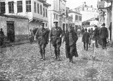 Les allies a Monastir; L'amiral anglais Troubridge, visitant la ville reconquise 1916. Creator: Unknown