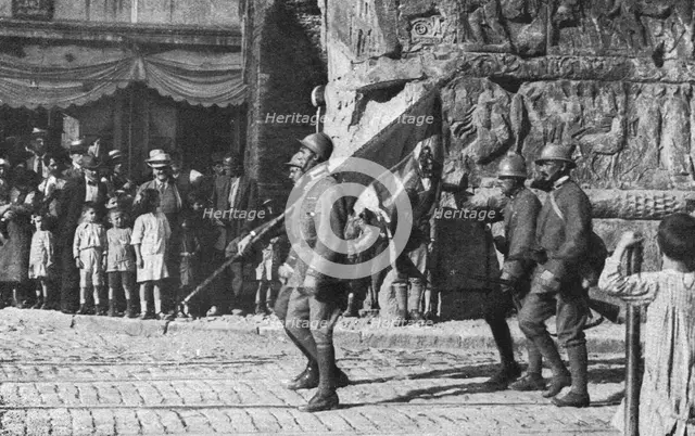 'Les allies a Salonique; L'arrivee des italiens', 1916. Creator: Unknown.