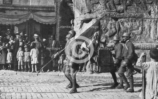 'Les allies a Salonique; L'arrivee des italiens', 1916. Creator: Unknown.