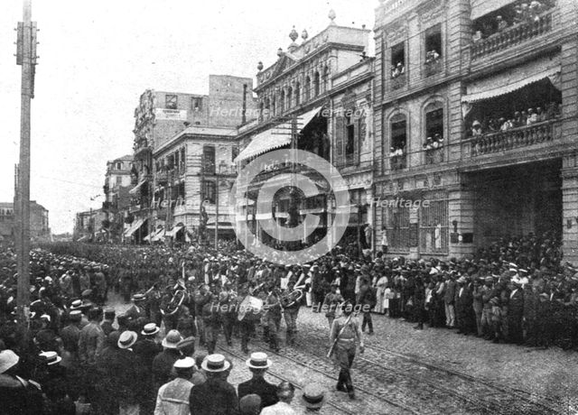 'Les allies a Salonique; L'arrivee des Russes: les troupes traversant Salonique en fete', 1916. Creator: Unknown.