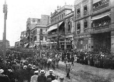 Les allies a Salonique; L'arrivee des Russes: les troupes traversant Salonique en fete 1916. Creator: Unknown