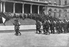 Les alpins francais aux etsts-unis; devant le perron de l'Hotel de Ville de Brooklyn..., 1918. Creator: Unknown