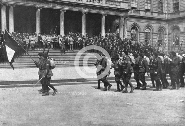 'Les alpins francais aux etsts-unis; devant le perron de l'Hotel de Ville de Brooklyn..., 1918. Creator: Unknown.