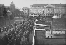 Les americains a Coblence; Les premieres troupes americaines traversant le Rhin a Coblence..., 1918 Creator: Unknown