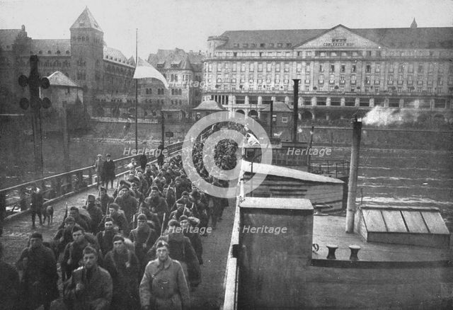 'Les americains a Coblence; Les premieres troupes americaines traversant le Rhin a Coblence..., 1918 Creator: Unknown.
