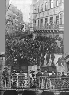 Les Americains dans le Luxembourg; A Luxembourg, sur le balcon du Palais, aux cotes... 1918. Creator: Unknown