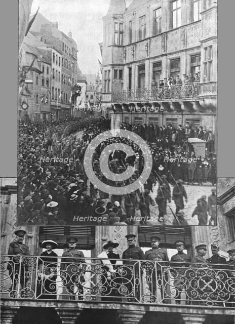 'Les Americains dans le Luxembourg; A Luxembourg, sur le balcon du Palais, aux cotes... 1918. Creator: Unknown.