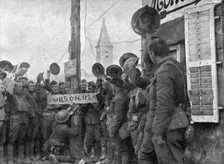 'Les Americains dans le Saillant de Saint-Mihiel; A la sortie d'un village, des "Yanks"..., 1918. Creator: Unknown