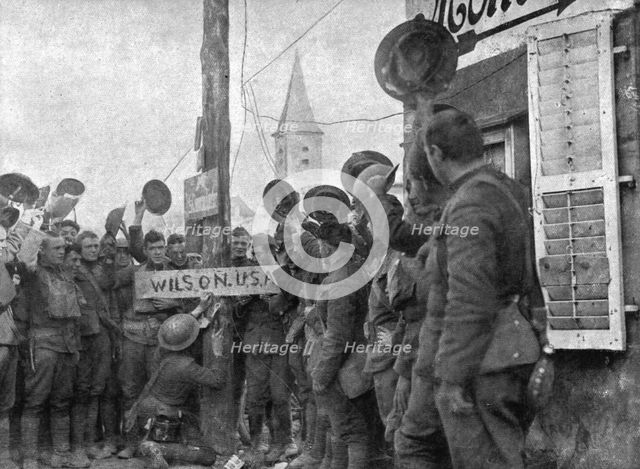 ''Les Americains dans le Saillant de Saint-Mihiel; A la sortie d'un village, des "Yanks"..., 1918. Creator: Unknown.