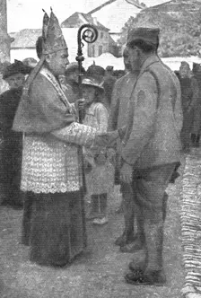 'Les Americains dans le Saillant de Saint-Mihiel; Mgr Ginisty, eveque de Verdun, venu... 1918. Creator: Unknown