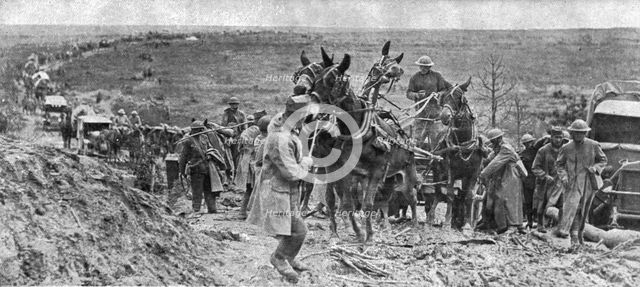 ''Les Americains dans le Saillant de Saint-Mihiel; Un convoi de munitions franchissant..., 1918. Creator: Unknown.
