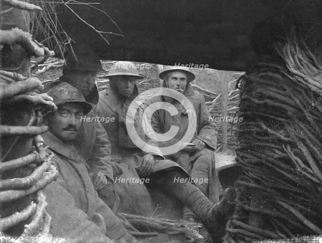 'Les Americains en Ligne; L'apprentissage de la vie de tranchee au contact des vieilles..., 1917. Creator: Unknown.