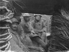 Les Americains en Ligne; L'apprentissage de la vie de tranchee au contact des vieilles..., 1917. Creator: Unknown