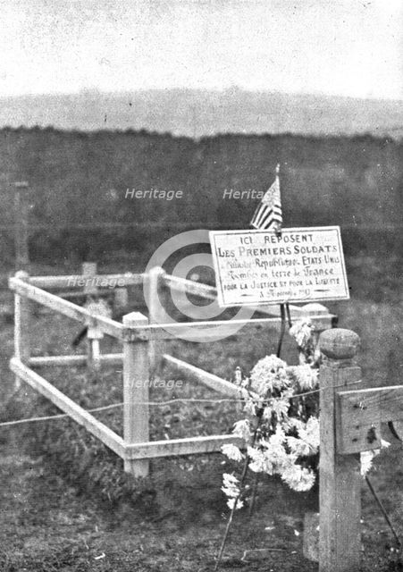 'Les Americains en Ligne; L'inscription sur les tombes', 1917. Creator: Unknown.