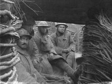 Les Americains en Ligne; L'apprentissage de la vie de tranchee au contact des vieilles..., 1917. Creator: Unknown