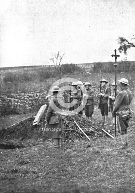 'Les Americains en Ligne; Le dernier salut du clairon', 1917. Creator: Unknown.