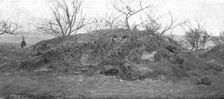 Les Americains en Ligne; Le savant camouflage d'une piece de 75 appartenant a une..., 1917. Creator: Unknown