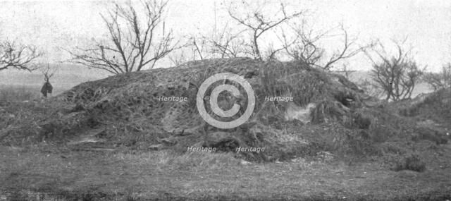 'Les Americains en Ligne; Le savant camouflage d'une piece de 75 appartenant a une..., 1917. Creator: Unknown.