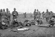 Les Americains en Ligne; Le paquetage est roule a la descente du train 1917. Creator: Unknown