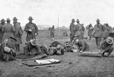 Les Americains en Ligne; Le paquetage est roule a la descente du train 1917. Creator: Unknown