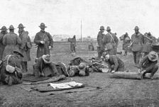 Les Americains en Ligne; Le paquetage est roule a la descente du train 1917. Creator: Unknown