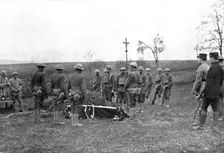 Les Americains en Ligne; Les prieres funebres dites par un pretre-soldat francais devant ..., 1917. Creator: Unknown