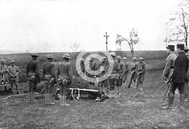 'Les Americains en Ligne; Les prieres funebres dites par un pretre-soldat francais devant ..., 1917. Creator: Unknown.