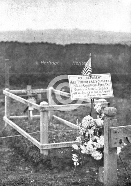 'Les Americains en Ligne; L'inscription sur les tombes', 1917. Creator: Unknown.