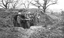 Les Americains en Ligne; Une piece de 75, sous son camouflage, et ses servants americains 1917 . Creator: Unknown