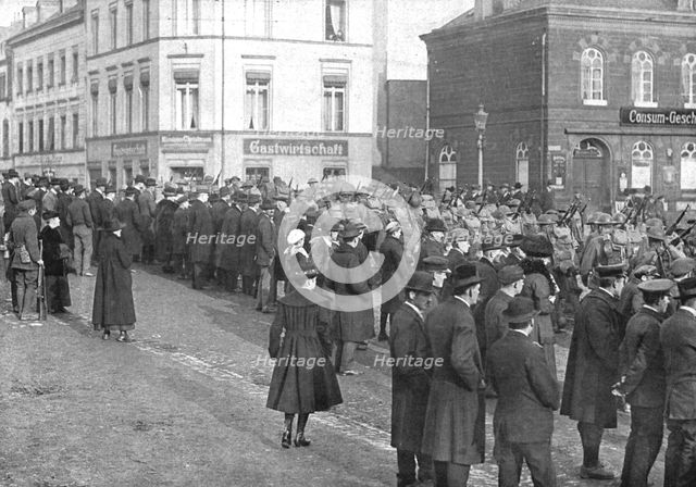 'Les Americains en terre allemande; Le 1er decembre, les habitants de Treves, en hais..., 1918. Creator: Unknown.
