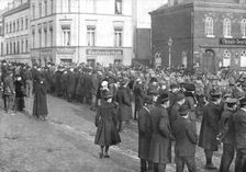 Les Americains en terre allemande; Le 1er decembre, les habitants de Treves, en hais..., 1918. Creator: Unknown