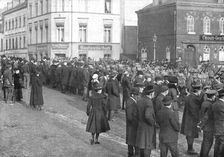 Les Americains en terre allemande; Le 1er decembre, les habitants de Treves, en hais..., 1918. Creator: Unknown