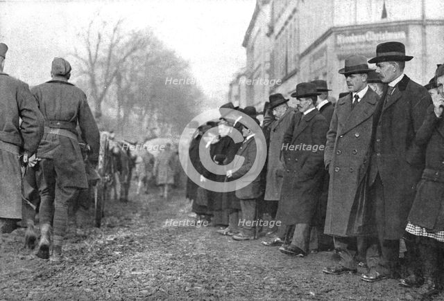 'Les Americains en terre allemande; Quelques physionomies d'Allemands assistant a l'entrée..., 1918. Creator: Signal Corps ASF.