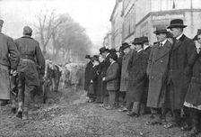 Les Americains en terre allemande; Quelques physionomies d'Allemands assistant a l'entrée..., 1918. Creator: Signal Corps ASF