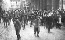 Les Anglais sur le Rhin; A Cologne, Les bagpipers ecossais dans les rues de Cologne..., 1918. Creator: Jean Clair-Guyot