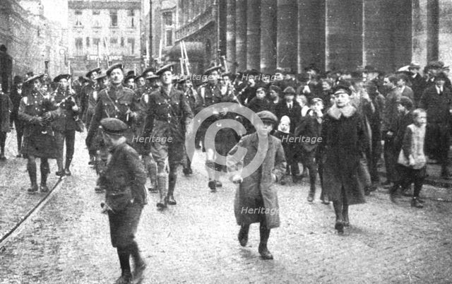 'Les Anglais sur le Rhin; A Cologne, Les bagpipers ecossais dans les rues de Cologne...,  1918. Creator: Jean Clair-Guyot.