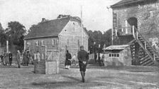 Les camps de represailles; Deux aspects de la cour de 30 metres de cote que les officiers..., 1916. Creator: Unknown