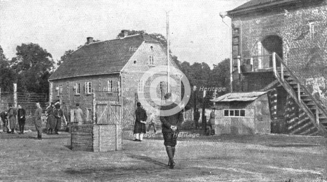 'Les camps de represailles; Deux aspects de la cour de 30 metres de cote que les officiers..., 1916. Creator: Unknown.