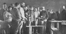 Les camps de represailles; les repas: la soupe, apportee dans des seaux de toilette, etait..., 1916 Creator: Unknown