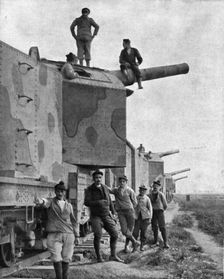 Les Canonniers Marins; Des cuirasses sur rails: un train blinde arme de canons de 190 1918. Creator: Unknown