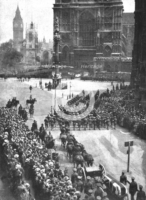 'Les Cendres de Miss Cavell; A londres: le cortege funebre arrivant a la cathedrale..., 1919. Creator: Unknown.