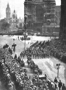 Les Cendres de Miss Cavell; A londres: le cortege funebre arrivant a la cathedrale..., 1919. Creator: Unknown