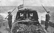 Les Cendres de Miss Cavell; Le cercueil fleuri de miss Cavell a bord du contre-torpilleur..., 1919. Creator: Unknown