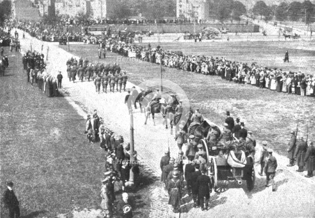 'Les Cendres de Miss Cavell; Le transport de la biere du cimetiere a la gare du Nord..., 1919. Creator: Unknown.
