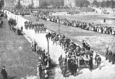 Les Cendres de Miss Cavell; Le transport de la biere du cimetiere a la gare du Nord..., 1919. Creator: Unknown