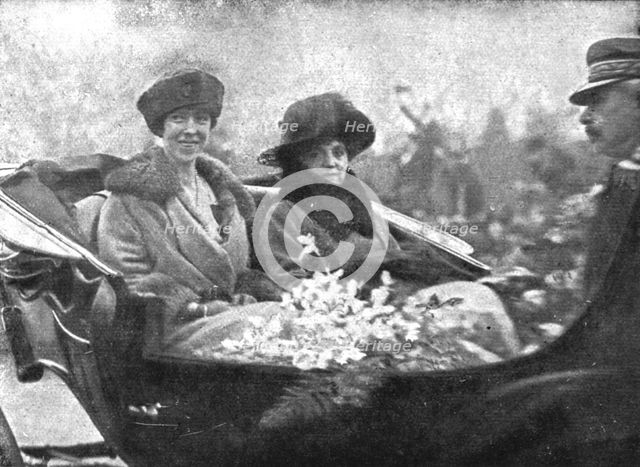 'Les chefs d'etat Allies a Paris; L'arrivee des souverains belges, le 5 decembre: la reine..., 1918. Creator: Unknown.